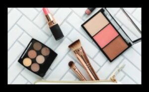 Laiku taupoša skropstu tuša: ātri uzklāšanas padomi aizņemtiem rītiem