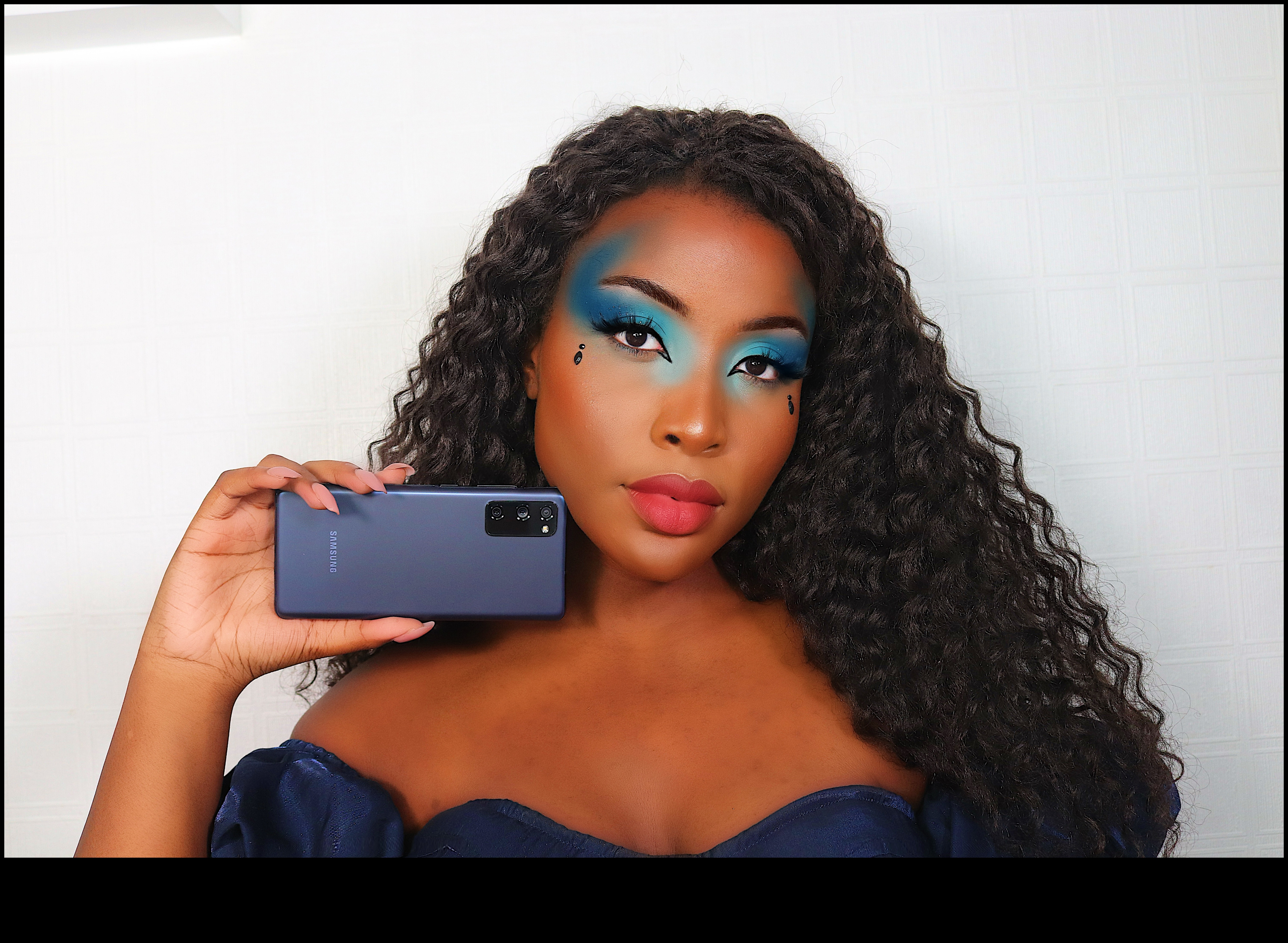 Drosmīgs un jaukts: gradientu krāsu valdzinājums Glam aplauzuma stilos