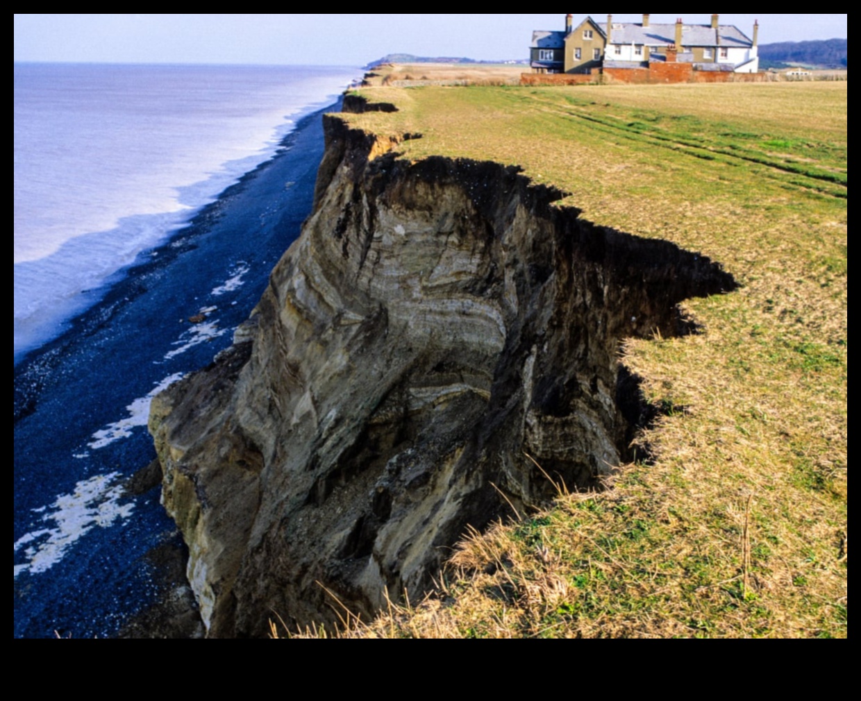 Piekrastes erozija: klinšu un krasta līniju veidošana