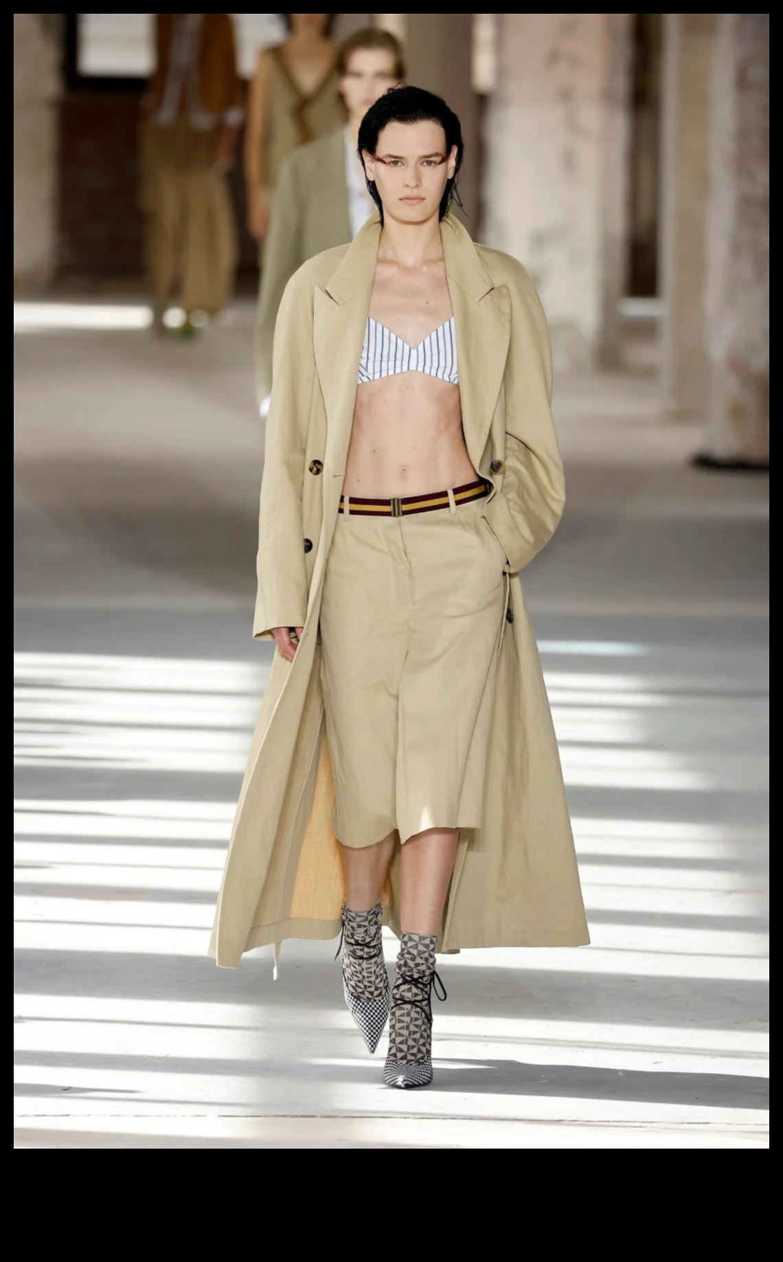 Gatavs uzdzīvojums skrejceļam: Apģērba varenība