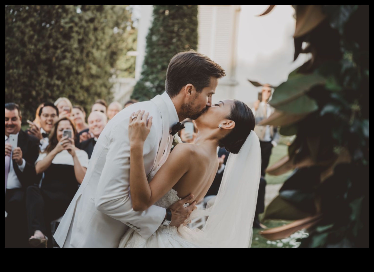 No zvērestiem līdz skūpstiem: mūsu kāzu fotografēšanas stāsts