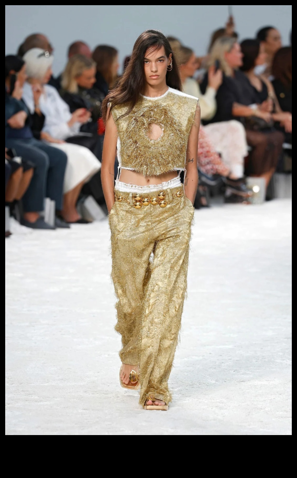 Gatavs uzdzīvojums skrejceļam: Apģērba varenība