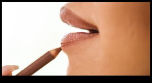 Biežākās lūpu kontūrzīmuļa kļūdas: nepilnības, no kurām jāizvairās, lai iegūtu perfektu mencu