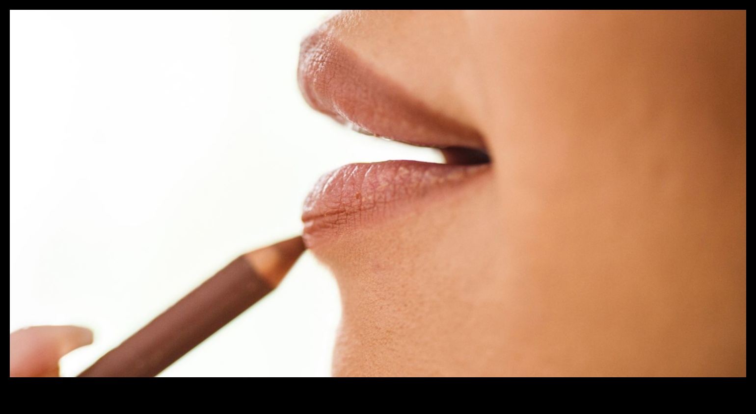 Biežākās lūpu kontūrzīmuļa kļūdas: nepilnības, no kurām jāizvairās, lai iegūtu perfektu mencu