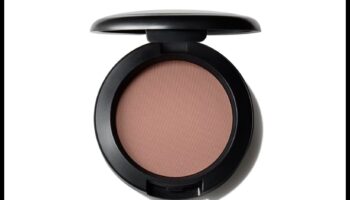 Pūdera un vaigu sārtuma harmonija: iegūstiet dabisku un mirdzošu sārtumu