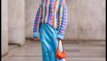 Spilgti pludmales apģērbi: koši vasaras tērpi krāsainam izskatam